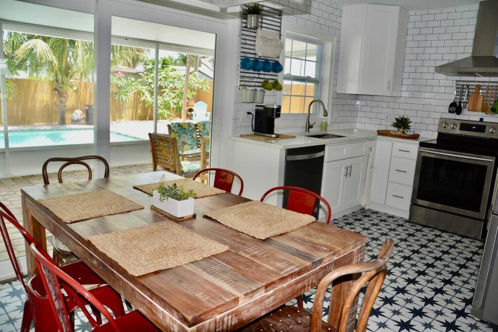 Tropical Retreat Near Beaches, Cruise Terminals Merritt Island Exteriör bild